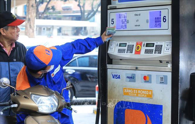 Giá xăng, dầu đồng loạt giảm từ 15 giờ ngày 31/12.