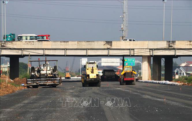 Các đơn vị thi công tập trung thiết bị, nhân lực đẩy nhanh tiến độ dự án Vành đai 3 TP Hồ Chí Minh đoạn qua tỉnh Tây Ninh, phấn đấu thông xe kỹ thuật trong tháng 12/2025. Ảnh: Bùi Giang/TTXVN