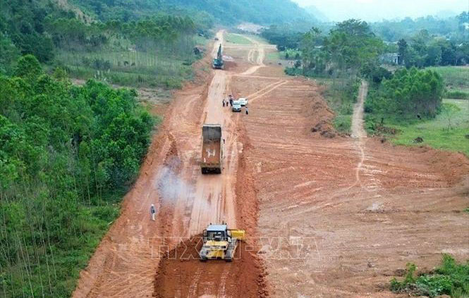 Các đơn vị thi công huy động tối đa máy móc, thiết bị để tăng tốc thi công cao tốc Hòa Bình – Sơn La, góp phần đẩy mạnh giải ngân vốn đầu tư công theo kế hoạch. Ảnh: Tạ Toàn/TTXVN