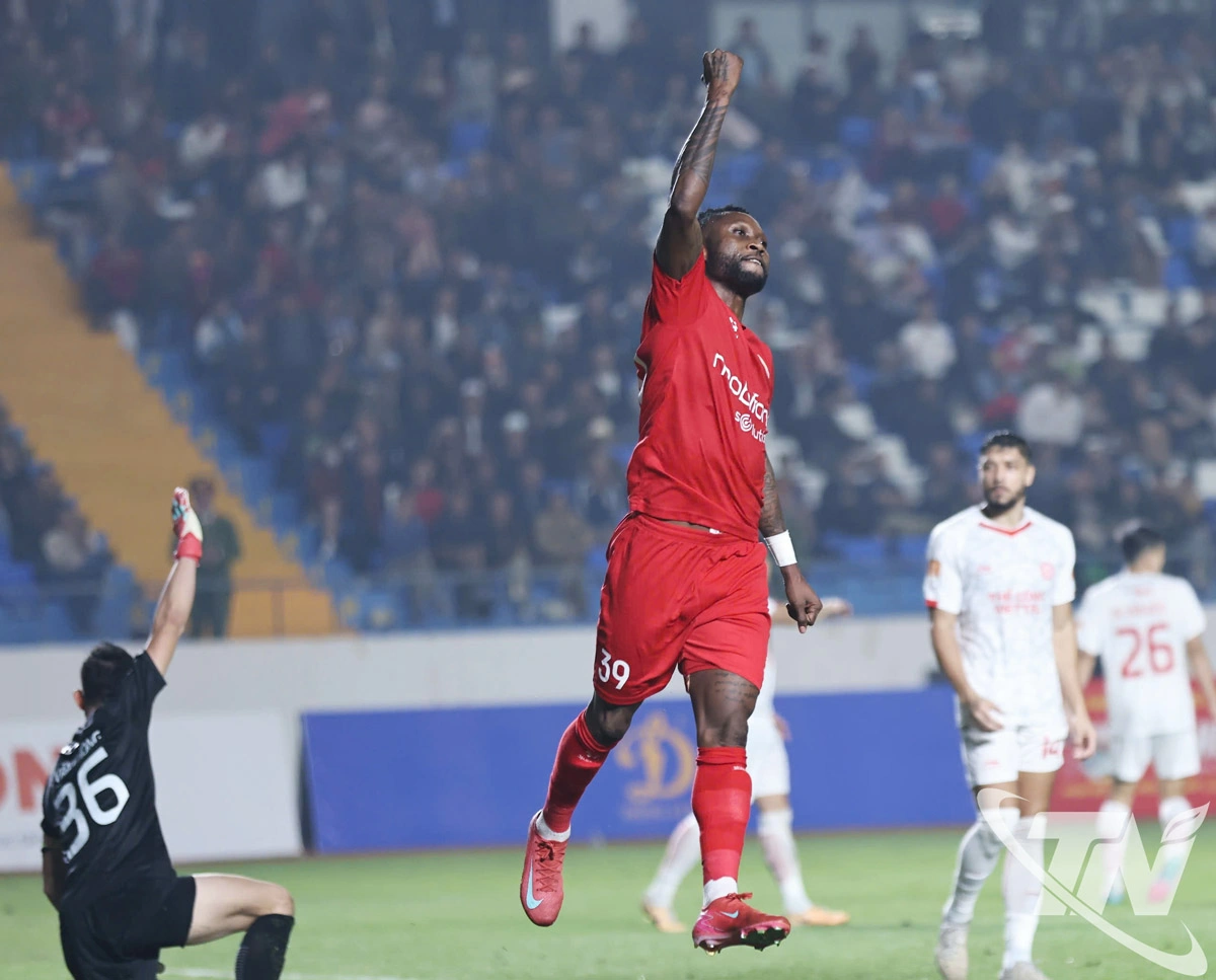 Hoàng Vũ Samson ăn mừng sau bàn thắng đưa PVF Công an nhân dân vươn lên dẫn trước 1–0 trước Thể Công Viettel.