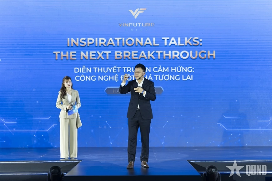 Giáo sư Ho - Young Kim giới thiệu mẫu robot thế hệ mới dựa trên trí tuệ vật lý tự phát, tại tuần lễ Khoa học - Công nghệ VinFuture 2025. Ảnh: THANH TUYỀN