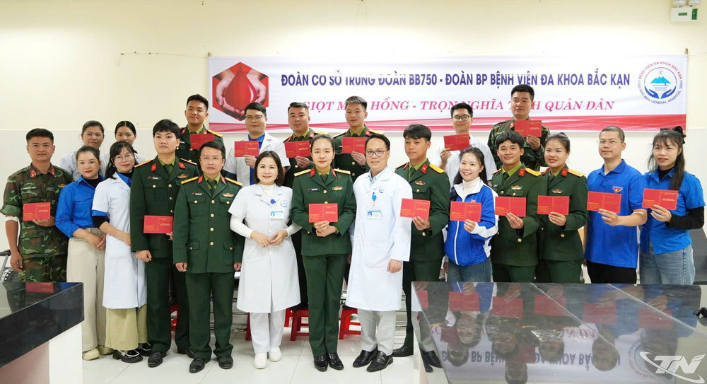 chương trình kết nghĩa giữa Trung đoàn BB750, Bộ CHQS tỉnh Thái Nguyên và Bệnh viện Đa khoa Bắc Kạn tiếp tục hướng tới nhiều nội dung thiết thực