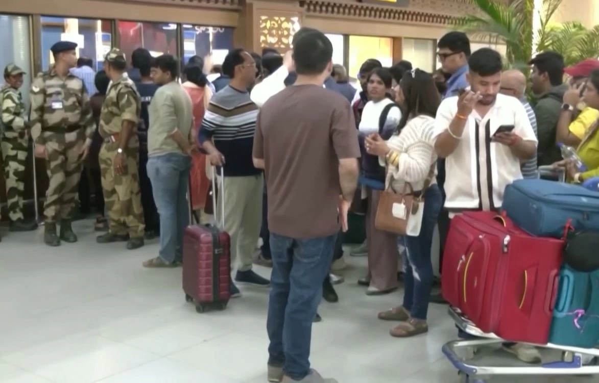 IndiGo huỷ hàng loạt chuyến bay, khiến hàng nghìn hành khách bị mắc kẹt.