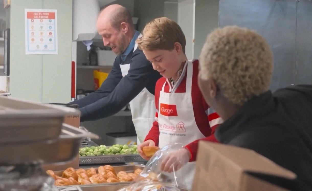 Hai cha con Hoàng tử William cùng chuẩn bị bữa ăn tại Trung tâm từ thiện The Passage.