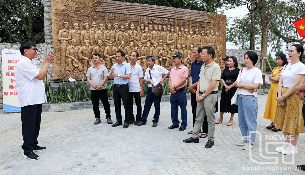 Đoàn cán bộ báo chí Quảng Nam tham quan di tích Trường dạy làm báo Huỳnh Thúc Kháng.