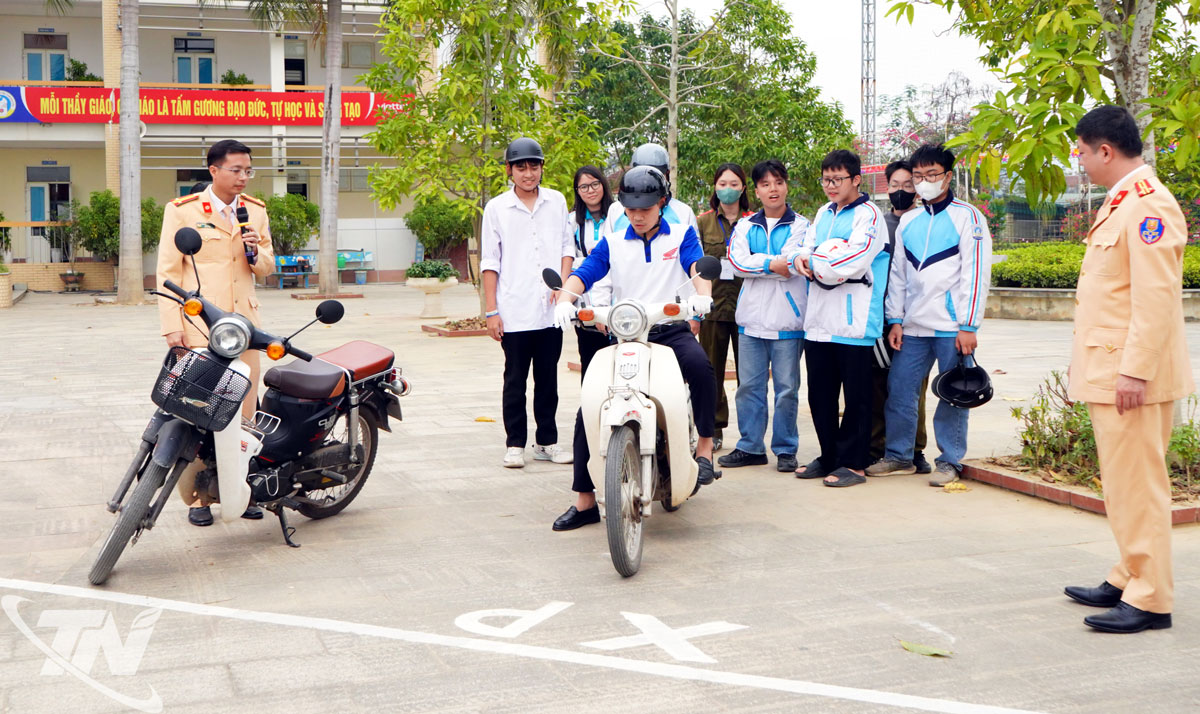 Hướng dẫn thực hành kỹ năng lái xe an toàn cho học sinh Trường THPT Chuyên Thái Nguyên