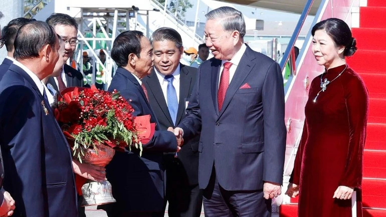 Lễ đón Tổng Bí thư Tô Lâm và Phu nhân tại sân bay quốc tế Wattay, Thủ đô Vientiane. (Ảnh: Thống Nhất/TTXVN)