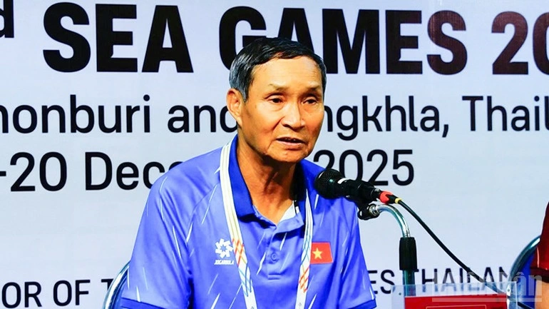 Huấn luyện viên Mai Đức Chung chia sẻ tại buổi họp báo sau trận đấu. 