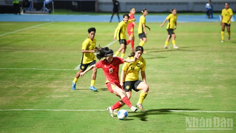 Nhiều pha tranh bóng quyết liệt trên sân vận động Chonburi Daikin.