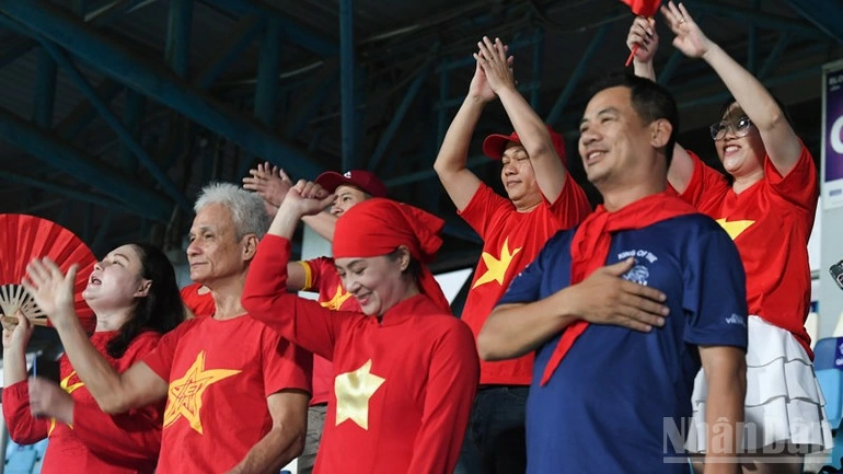 Cổ động viên vui mừng trước chiến thắng của thầy trò huấn luyện viên Mai Đức Chung