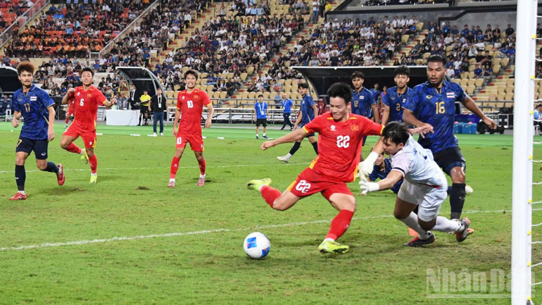 Thanh Nhàn dứt điểm cận thành để đưa U22 Việt Nam dẫn trước. (Ảnh: MINH THẮNG)