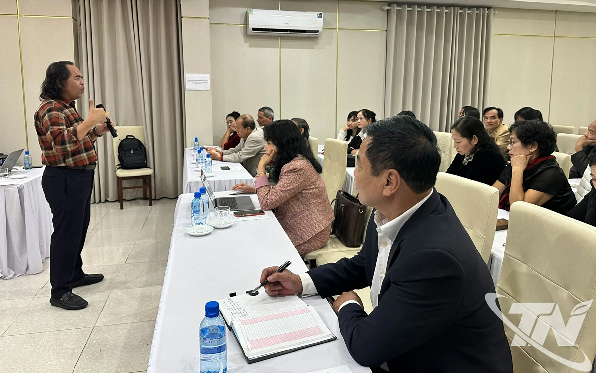 PGS.TS, nhà văn – nhà phê bình Văn Giá, nguyên Trưởng Khoa Sáng tác và Lý luận Phê bình Văn học, Trường Đại học Văn hóa Hà Nội trao đổi với các học viên.