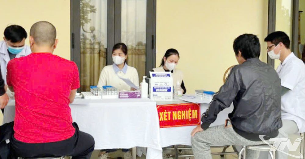 Khám sức khỏe định kỳ cho các học viên cai nghiện ma tuý.