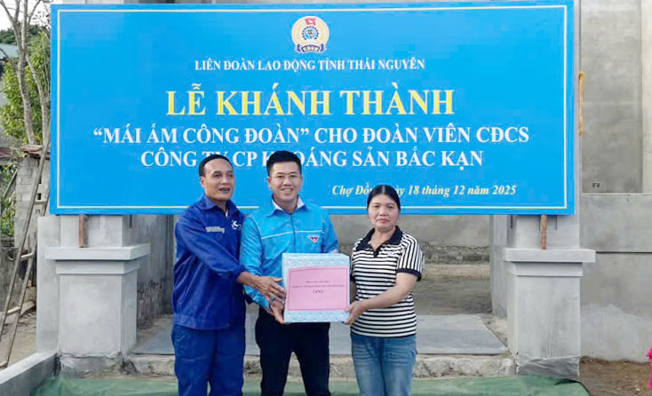 Khánh thành và gắn biển công trình nhà “Mái ấm công đoàn” cho đoàn viên Hoàng Văn Năm, thôn Tủm Tó, xã Chợ Đồn, tỉnh Thái Nguyên.