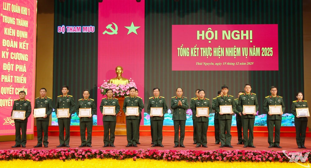 Dịp này, Bộ Tư lệnh Quân khu 1 đã khen thưởng 48 tập thể và 59 cá nhân có thành tích xuất sắc trong thực hiện nhiệm vụ năm 2025.