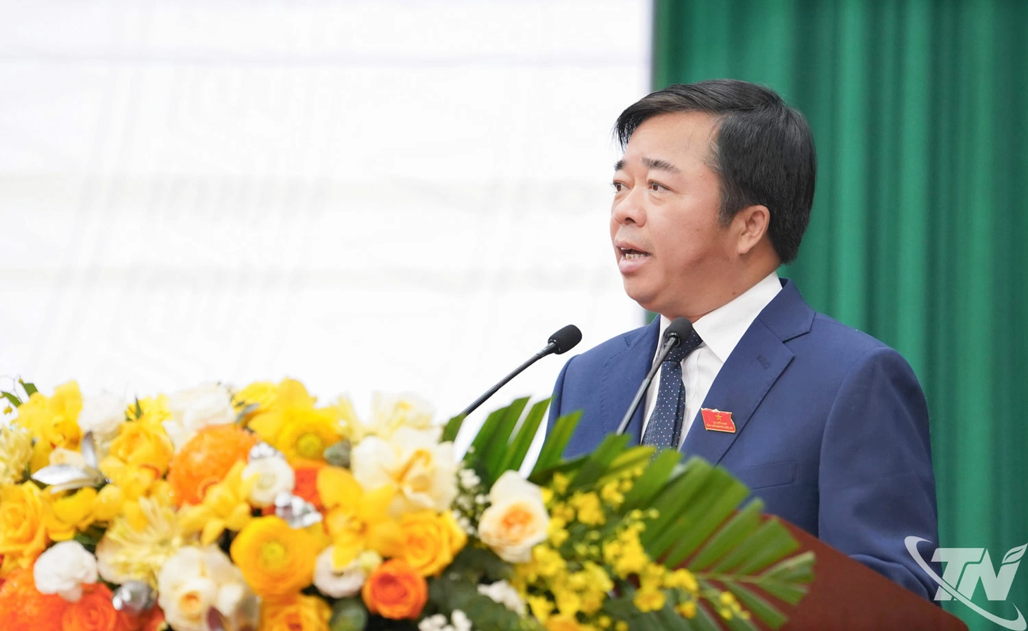 Đồng chí Phó Chủ tịch Thường trực UBND tỉnh Bùi Văn Lương phát biểu tại Kỳ họp.