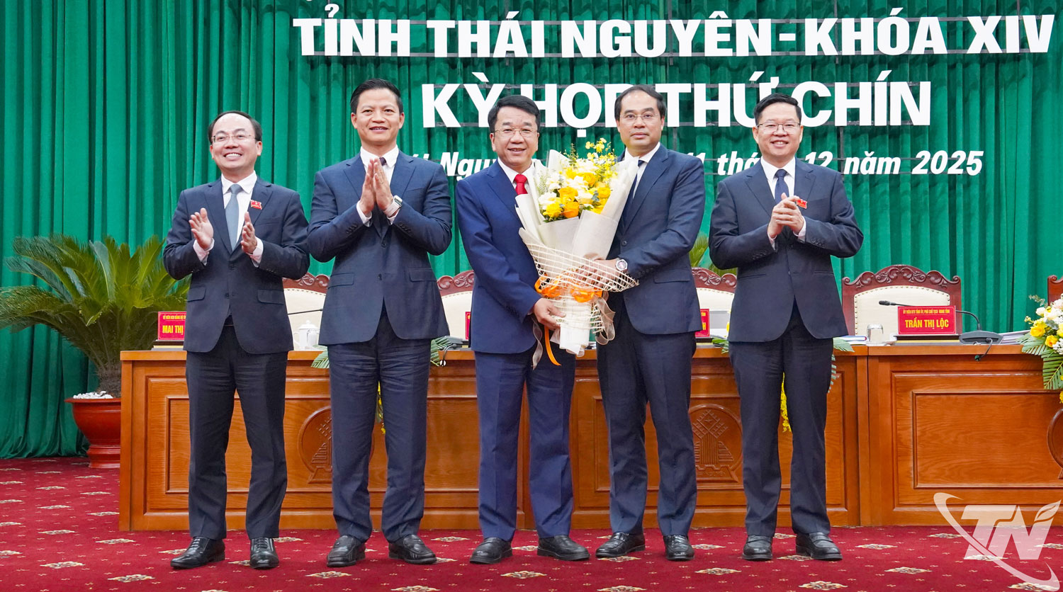 Thường trực Tỉnh ủy tặng hoa đồng chí Phó Bí thư Tỉnh ủy, Nguyễn Thanh Bình.