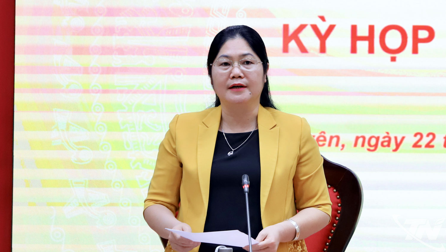 Đồng chí Hoàng Thu Trang, Ủy viên Ban Thường vụ Tỉnh ủy, Chủ nhiệm Ủy ban Kiểm tra Tỉnh ủy phát biểu tại Kỳ họp