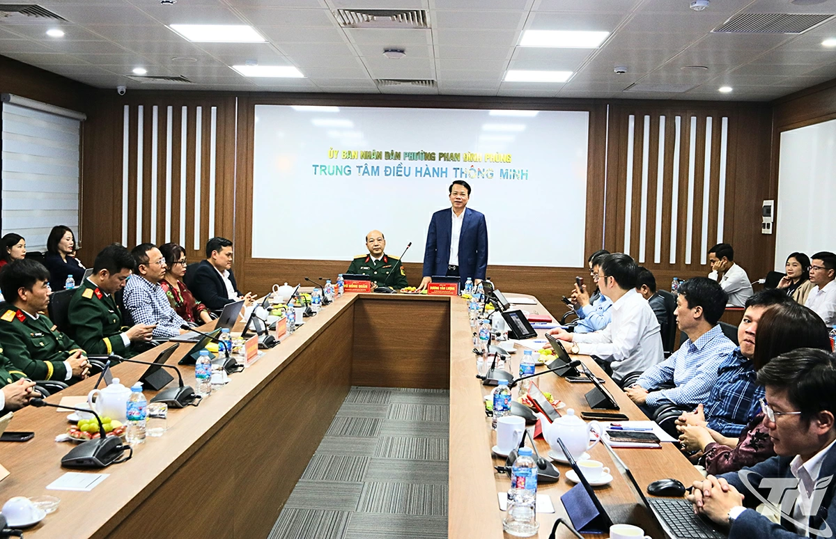 Đồng chí Dương Văn Lượng, Bí thư Đảng ủy, Chủ tịch UBND phường Phan Đình Phùng phát biểu tại Hội nghị