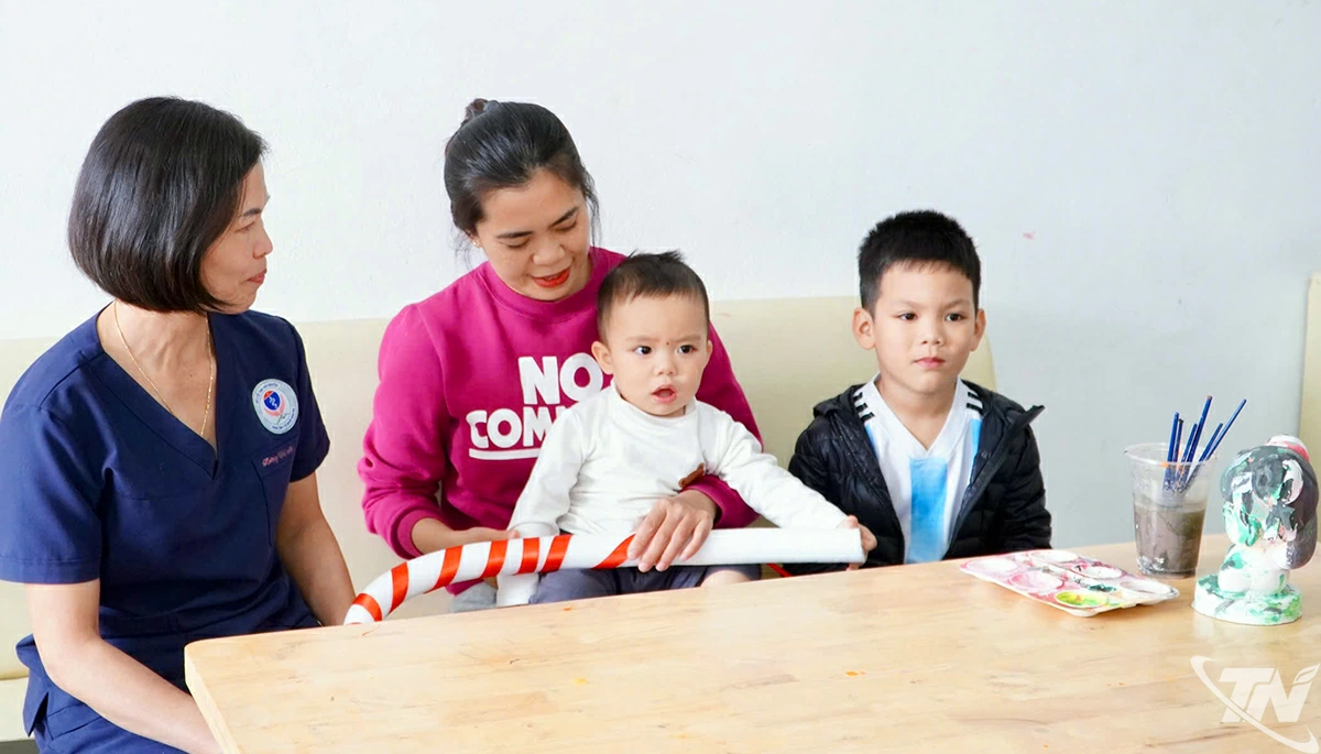 Cán bộ Y tế tư vấn chế độ dinh dưỡng tại nhà cho người dân xã Lam Vỹ.