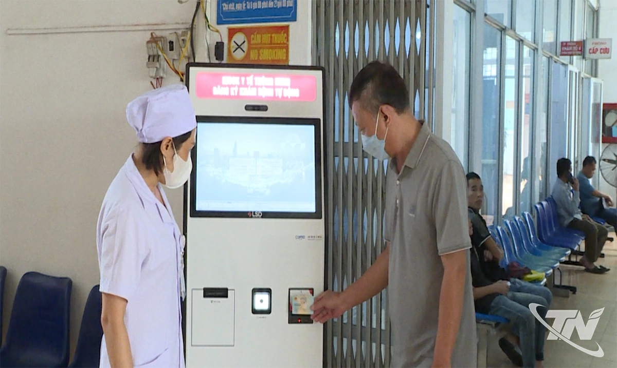 Người dân sử dụng căn cước công dân để đăng ký khám chữa bệnh tại Trung tâm Y tế Bạch Thông.