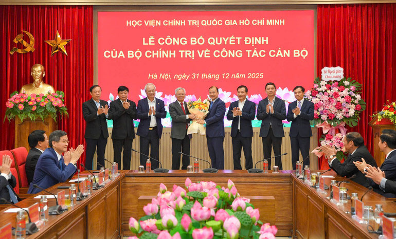 Các đại biểu chúc mừng đồng chí Lê Hải Bình, Ủy viên dự khuyết Trung ương Đảng, Phó Giám đốc Học viện Chính trị quốc gia Hồ Chí Minh.