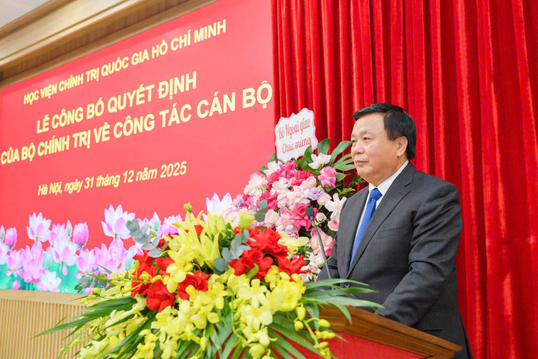 Đồng chí Nguyễn Xuân Thắng, Ủy viên Bộ Chính trị, Giám đốc Học viện Chính trị quốc gia Hồ Chí Minh, Chủ tịch Hội đồng Lý luận Trung ương, phát biểu giao nhiệm vụ cho đồng chí Lê Hải Bình, Ủy viên dự khuyết Trung ương Đảng, Phó Giám đốc Học viện Chính trị quốc gia Hồ Chí Minh.