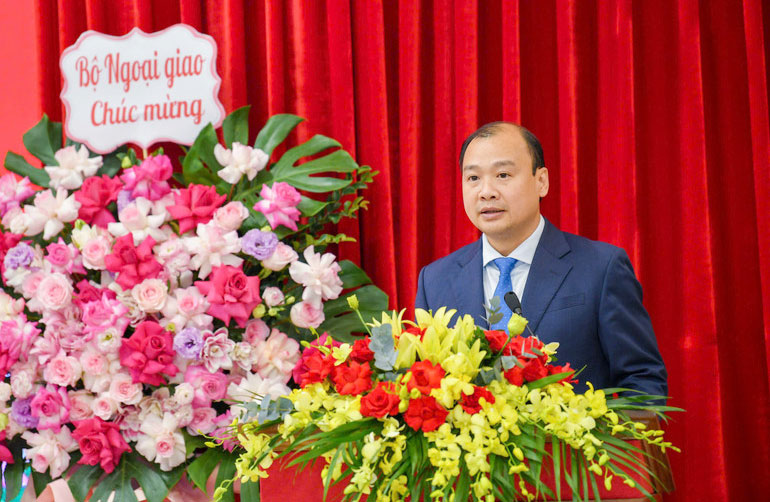 Đồng chí Lê Hải Bình, Ủy viên dự khuyết Trung ương Đảng, Phó Giám đốc Học viện Chính trị quốc gia Hồ Chí Minh phát biểu nhận nhiệm vụ tại buổi Lễ.