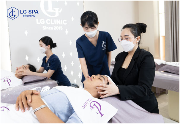 Giảng viên tận tình hướng dẫn thao tác 1 kèm 1 trong các buổi học spa tại LG Spa Training Center.