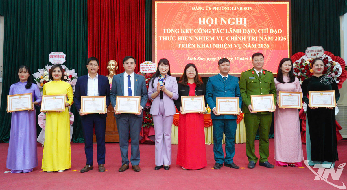 Đảng ủy phường Linh Sơn khen thưởng các tập thể, cá nhân có thành tích xuất sắc trong năm 2025.
