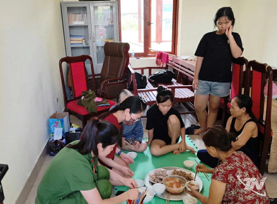 Các chiến sĩ cảnh sát cơ động (Công an tỉnh Thái Nguyên) phục vụ bữa ăn cho người dân tránh lũ tại đơn vị