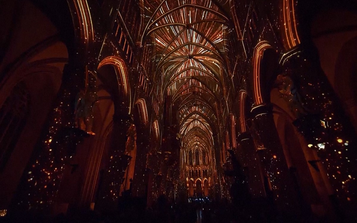 Chương trình kết hợp công nghệ trình chiếu video mapping 360 độ.