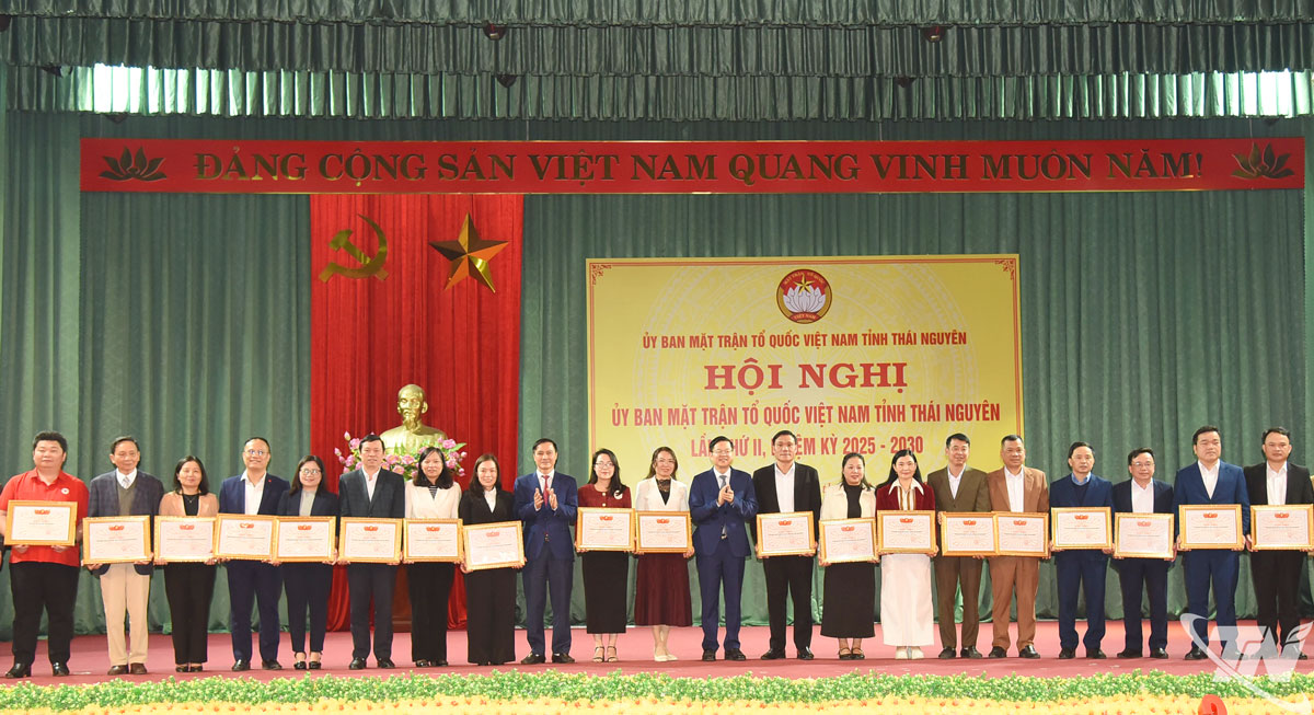 Các tập thể, cá nhân có thành tích xuất sắc trong năm 2025 được khen thưởng.