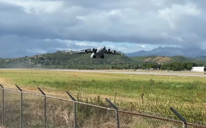 Máy bay vận tải C-17 và tàu khu trục của Quân đội Mỹ hiện diện tại Puerto Rico