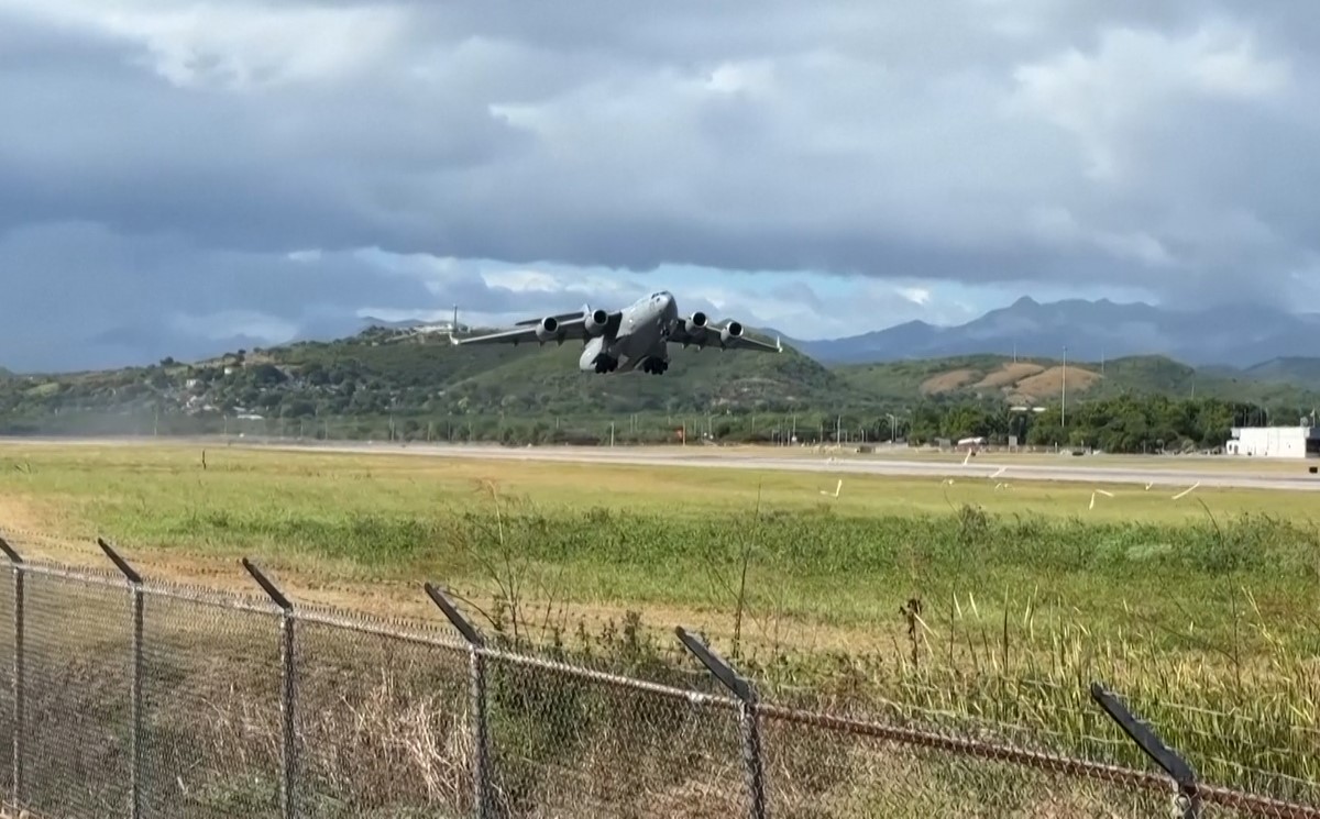 Máy bay vận tải hạng nặng C-17 Globemaster III cất cánh từ sân bay Mercedita ở thành phố Ponce. 