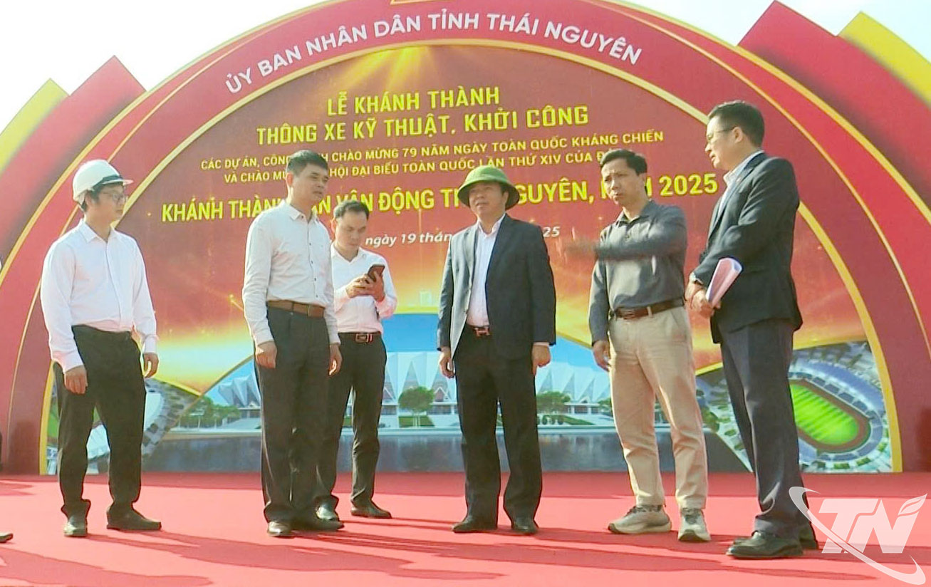 Đồng chí Bùi Văn Lương, Ủy viên Ban Thường vụ Tỉnh ủy, Phó Chủ tịch Thường trực UBND tỉnh kiểm tra tại Sân vận động Thái Nguyên.