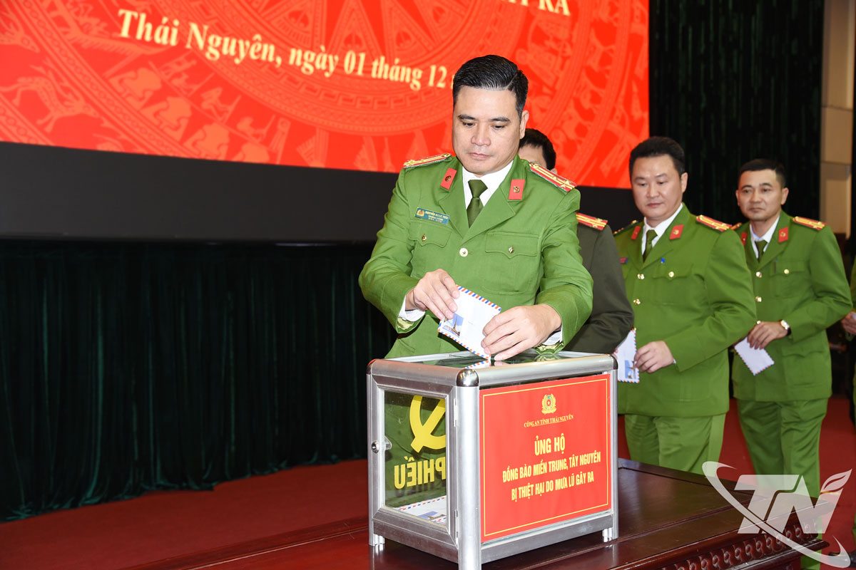 Đại biểu và cán bộ, chiến sĩ Công an quyên góp ủng hộ đồng bào miền Trung, Tây Nguyên bị ảnh hưởng bởi thiên tai.