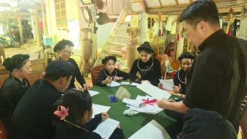 수년간 텐 노래와 단띤 연주 예술에 헌신해 온 처돈 사회의 민간 예능인 번 띠엔 커이는 공동체 안에서 소박하고 깊이 있는 전통텐의 가치를 꾸준히 보존하고 전파해 오고 있습니다.