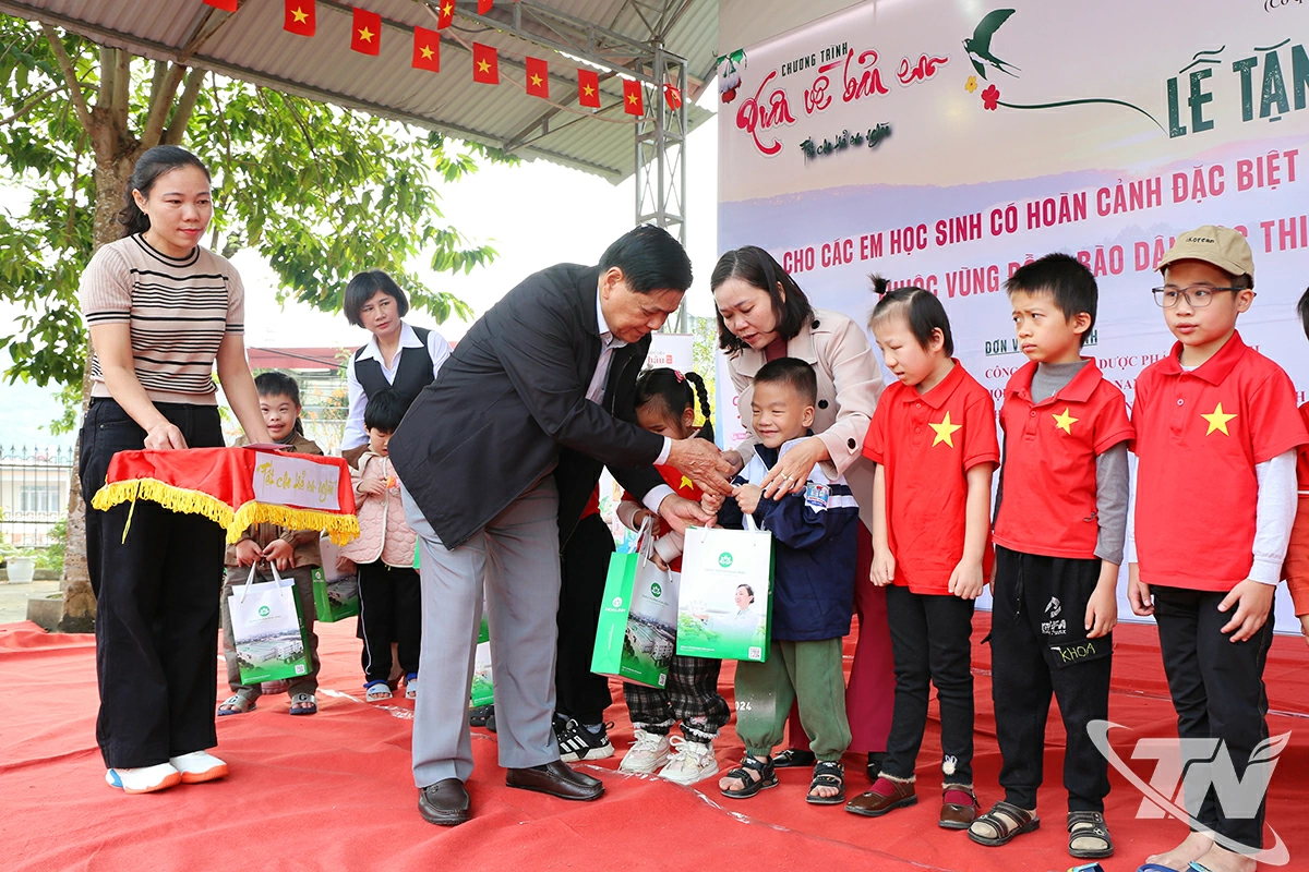 Đại diện Hội Cán bộ Thái Nguyên tại Hà Nội tặng quà cho các cháu.