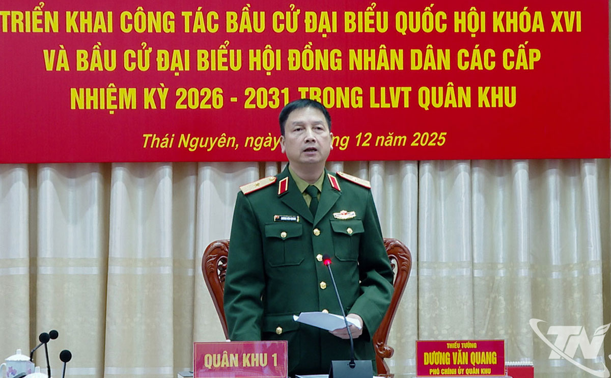 Thiếu tướng Dương Văn Quang, Phó Chính ủy Quân khu 1 phát biểu kết luận hội nghị