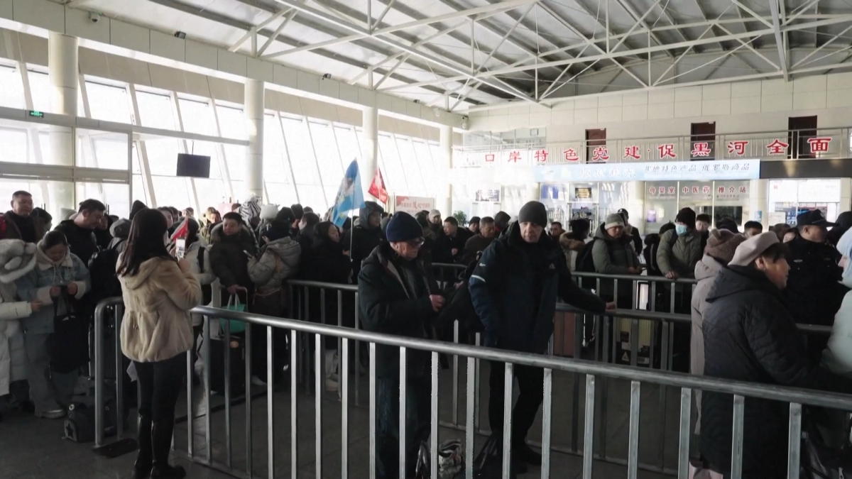 Lượng du khách đổ về cửa khẩu Hắc Hà làm thủ tục xuất cảnh tăng đột biến.