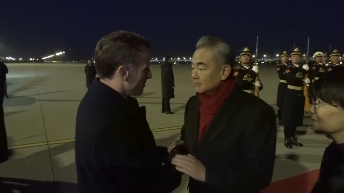 Ngoại trưởng Trung Quốc Vương Nghị đón Tổng thống Pháp Emmanuel Macron.