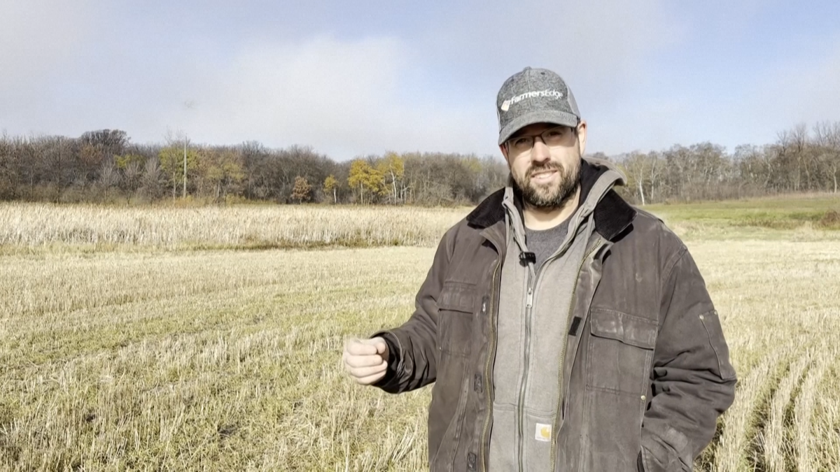 Nông dân Scott Mowbray tại thành phố Cartwright, tỉnh Manitoba chia sẻ với báo chí.