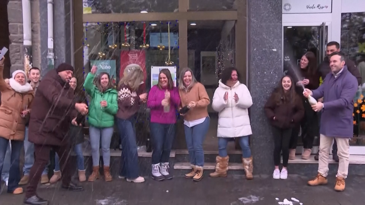 Người dân ăn mừng, hò reo và mở sâm panh trên đường phố.