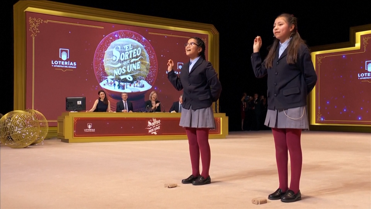 Các em học sinh hô các con số trúng thưởng trước công chúng tại Nhà hát Hoàng gia Madrid.