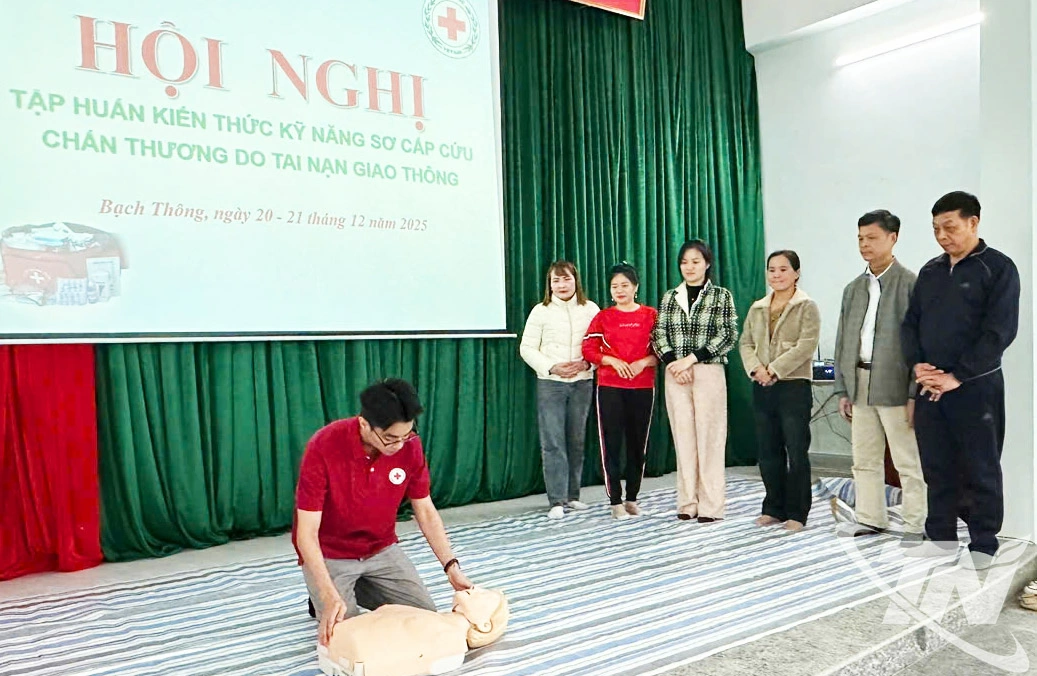 Các học viên được hướng dẫn, tập huấn các tình huống giả định và kỹ năng, kỹ thuật sơ cứu ban đầu cho nạn nhân khi không may bị tai nạn thương tích.