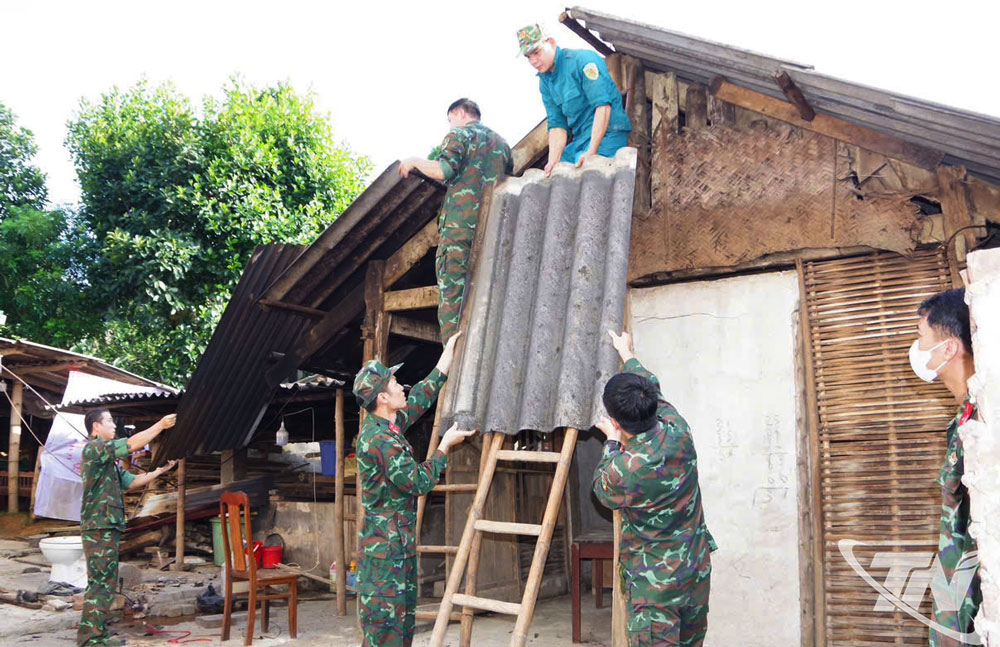 Ban Chỉ huy Phòng thủ Khu vực 1- Đức Xuân, Bộ Chỉ huy Quân sự tỉnh Thái Nguyên, phối hợp cùng cấp ủy, chính quyền phường Bắc Kạn hỗ trợ tháo dỡ căn nhà tạm của gia đình ông La Quang Trịnh, tổ 14, phường Bắc Kạn.