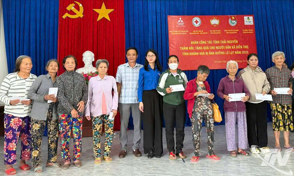 Đoàn công tác của tỉnh Thái Nguyên tặng quà cho người dân xã Diên Thọ