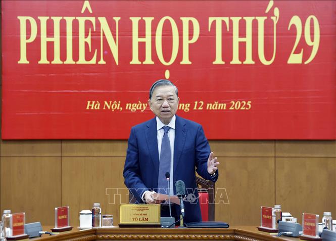 Xe mô hình Quốc huy nước Cộng hòa xã hội chủ nghĩa Việt Nam đi đầu khối diễu binh, diễu hành kỷ niệm 80 năm Cách mạng Tháng Tám thành công và Quốc khánh 2/9. Ảnh: TTXVN