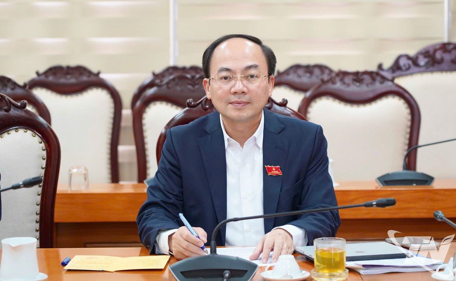 Các đồng chí lãnh đạo tỉnh dự tại các tổ thảo luận.